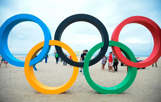 Copacabana ganha escultura de arcos olímpicos