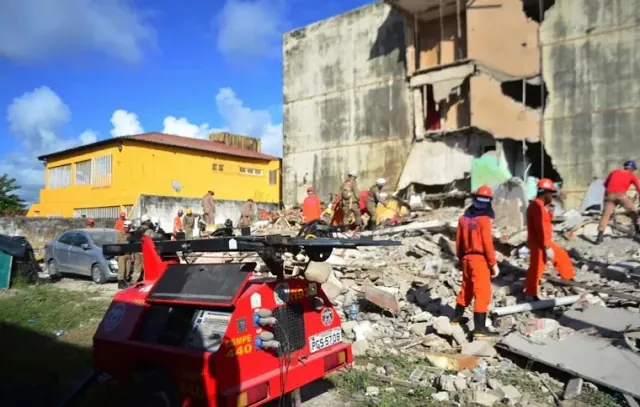 Desabamento em Olinda deixa ao menos cinco mortos; buscas continuam