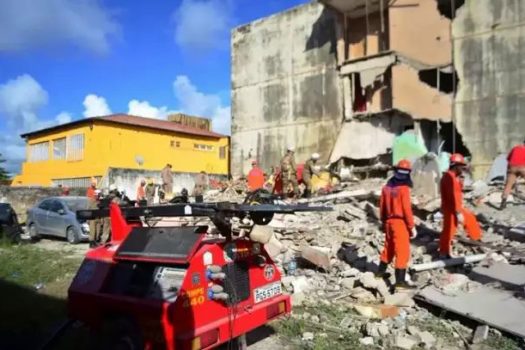 Sobe para seis número de mortos em desabamento de prédio em Olinda