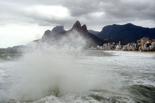 Ondas de até 2,5 metros podem atingir o litoral do RJ até domingo (17)