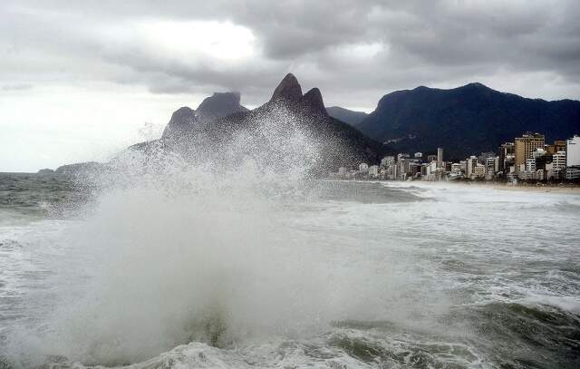 Marinha alerta para ondas fortes nos próximos dias no RJ