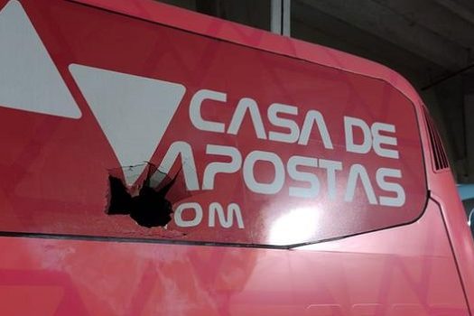 Ônibus do Bahia é atingido por bomba na Arena Fonte Nova; jogadores ficam feridos