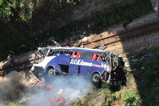 Ônibus cai de viaduto e deixa ao menos 16 mortos no interior de MG