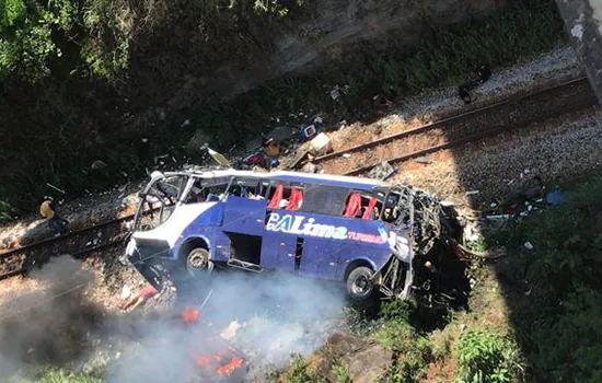 Ônibus cai de viaduto e deixa ao menos 16 mortos no interior de MG