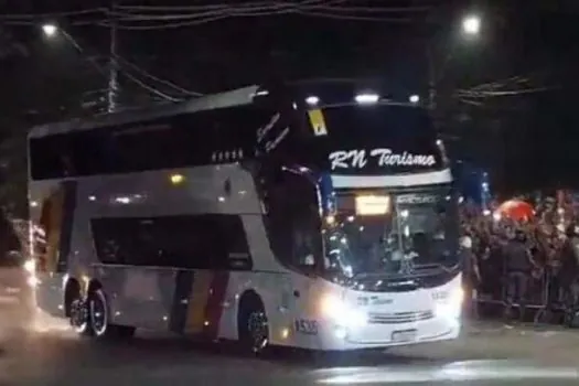 Torcida do São Paulo faz festa no Morumbi e quebra vidros de ônibus do Corinthians