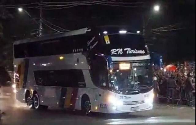 Torcida do São Paulo faz festa no Morumbi e quebra vidros de ônibus do Corinthians