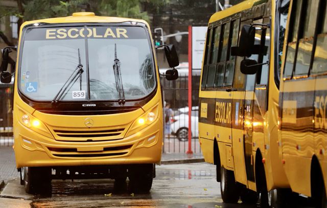 Educação de SP entrega 3 ônibus escolares