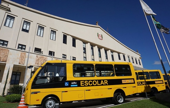 Rodrigo Garcia anuncia 261 novas escolas de tempo integral e entrega ônibus aos estudantes