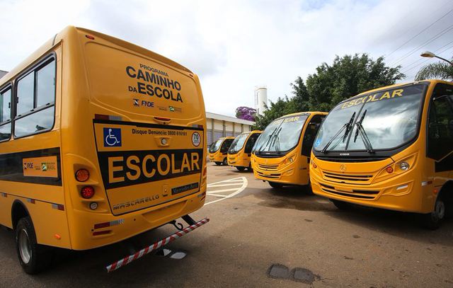 Governo de SP entrega 73 ônibus escolares a 65 municípios