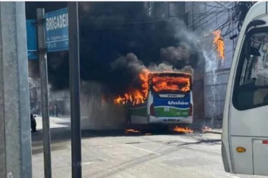 Justiça transforma flagrante de homem que ateou fogo a ônibus em prisão preventiva no RJ