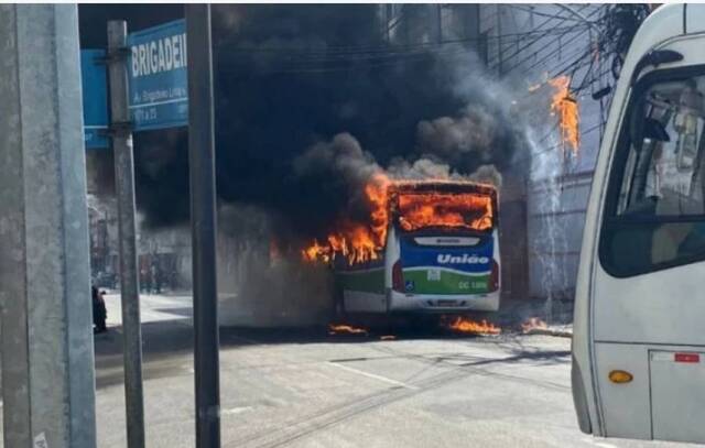 Justiça transforma flagrante de homem que ateou fogo a ônibus em prisão preventiva no RJ