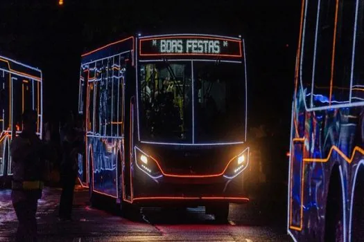 Ônibus iluminados levam população de SP ao Ibirapuera nos fins de semana