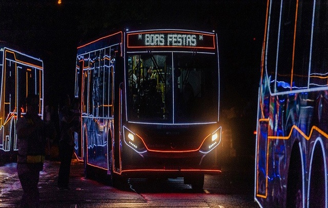 Ônibus iluminados levam população de SP ao Ibirapuera nos fins de semana