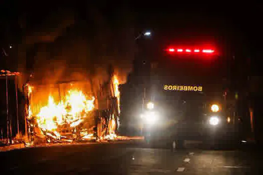 Criminosos impõem toque de recolher e explodem bomba no Ceará