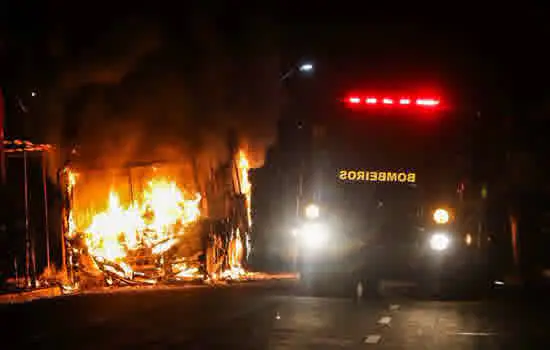 Criminosos impõem toque de recolher e explodem bomba no Ceará