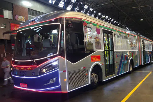 Ônibus metropolitanos iluminam o Natal nas cidades da Grande São Paulo