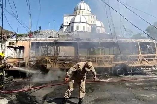 Ao menos sete ônibus são destruídos em Vitória; 15 suspeitos são detidos