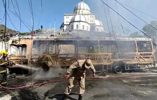 Ao menos sete ônibus são destruídos em Vitória; 15 suspeitos são detidos