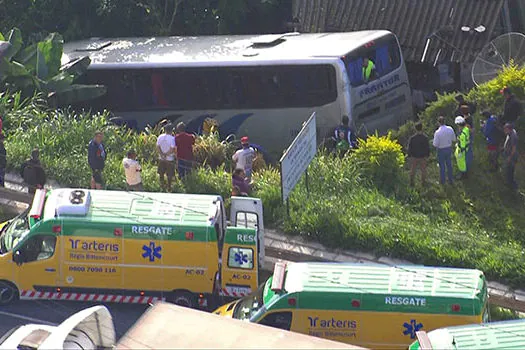 Acidente com ônibus na Grande SP deixa 20 feridos