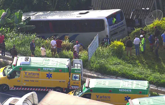 Acidente com ônibus na Grande SP deixa 20 feridos