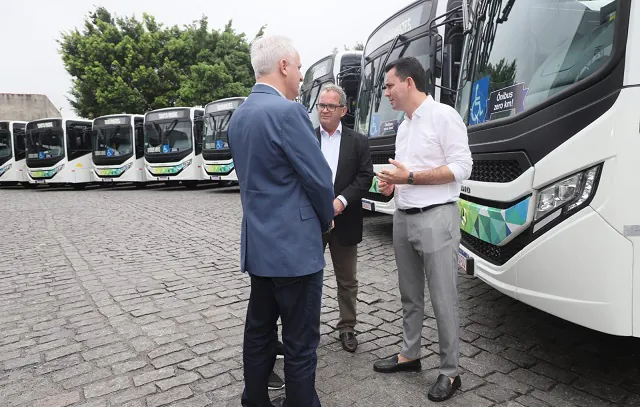 Santo André entrega 15 novos ônibus e moderniza frota do transporte público