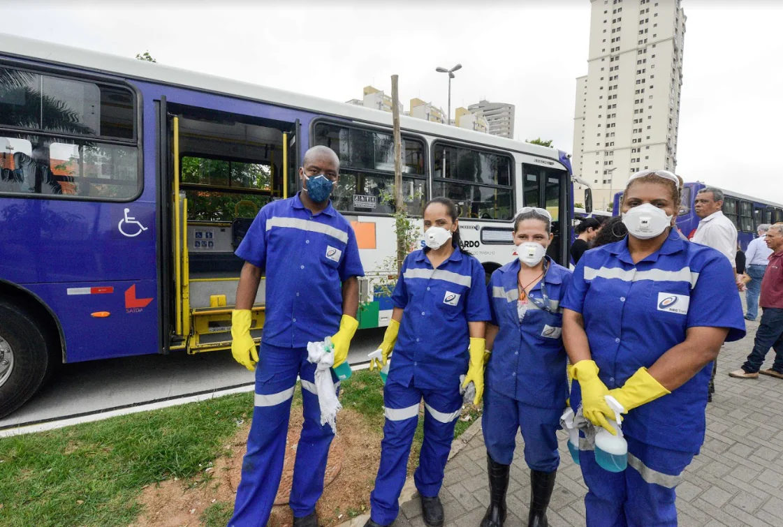 Prefeito amplia frota de ônibus nos horários de pico e reforça processo de higienização