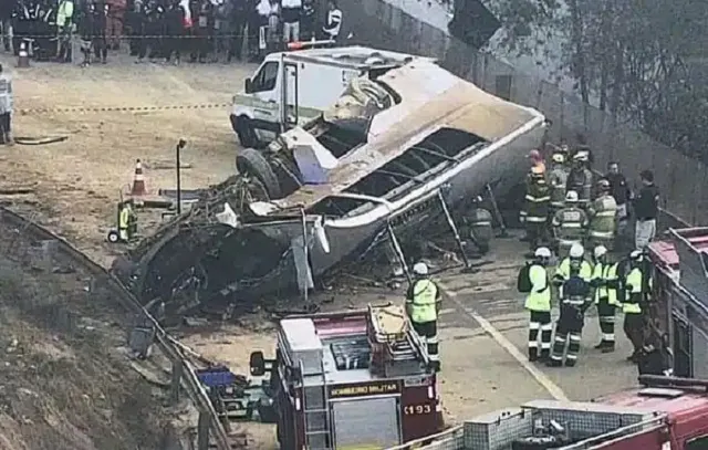 Ônibus de torcedores do Corinthians capota deixa sete mortos em MG