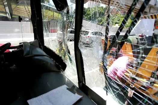 Ônibus tomba na Bahia e quatro pessoas morrem