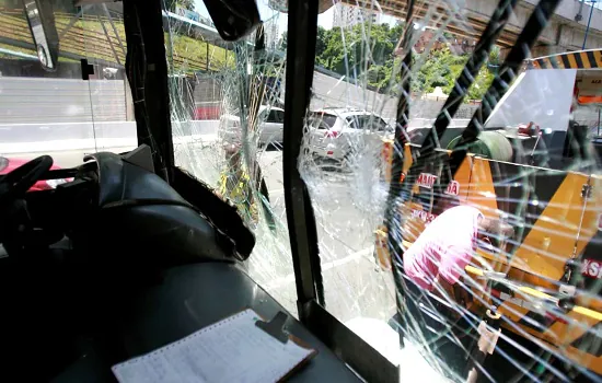 Ônibus tomba na Bahia e quatro pessoas morrem