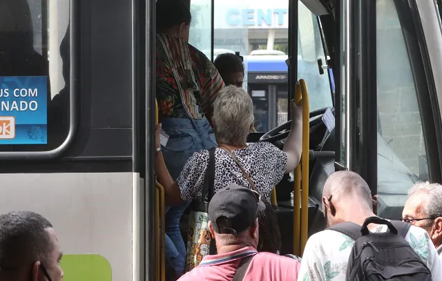 Como vai funcionar a gratuidade nos transportes para idosos de 60 a 65 anos