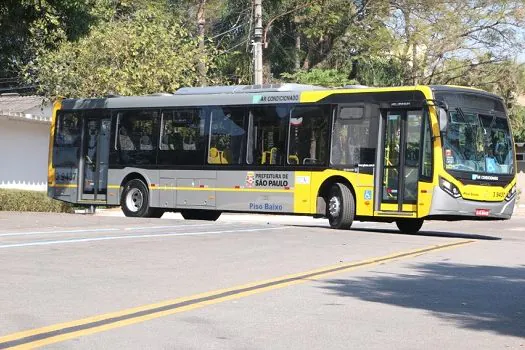 Estacionamento de guindaste desvia itinerários de linhas de ônibus na Zona Leste