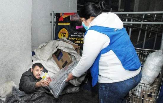 Operação Inverno distribui mais de 800 roupas e 170 cobertores para moradores de rua