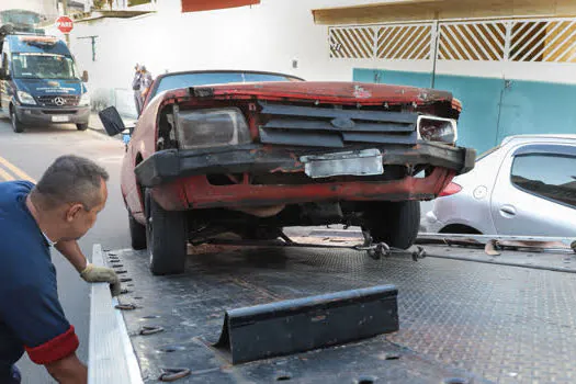 Operação Lata Velha recolhe 68 veículos abandonados nas ruas de Santo André