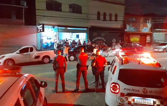 Polícia Militar e Semasa autuam 30 bares por problemas de ruído e interrompem festa