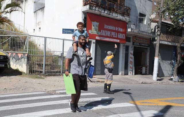 Operação Volta às Aulas orienta motoristas e pedestres em escolas de Santo André