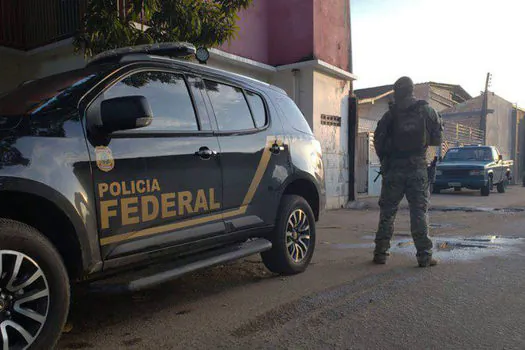 A Polícia Federal (PF) e Receita fazem operação para combater contrabando de cigarros