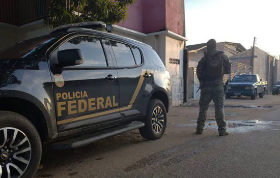 A Polícia Federal (PF) e Receita fazem operação para combater contrabando de cigarros