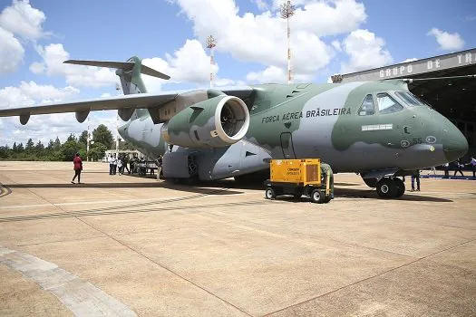 Avião da FAB pousa na Polônia para repatriar brasileiros