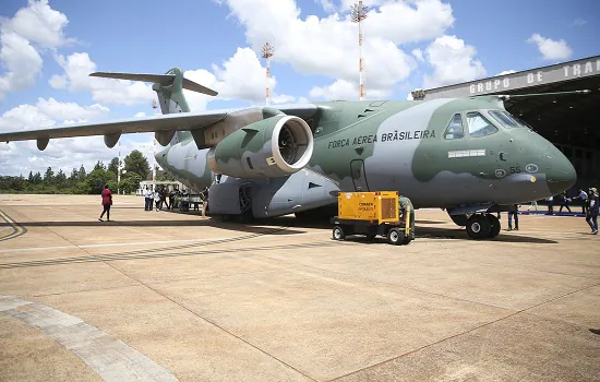 Avião da FAB pousa na Polônia para repatriar brasileiros