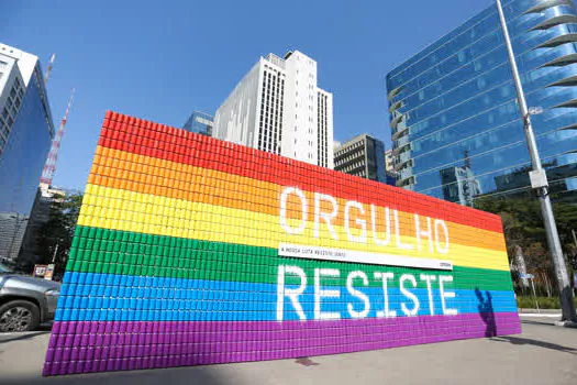 Ambev homenageia a história da luta LGBTQIA+ com o movimento #OrgulhoResiste