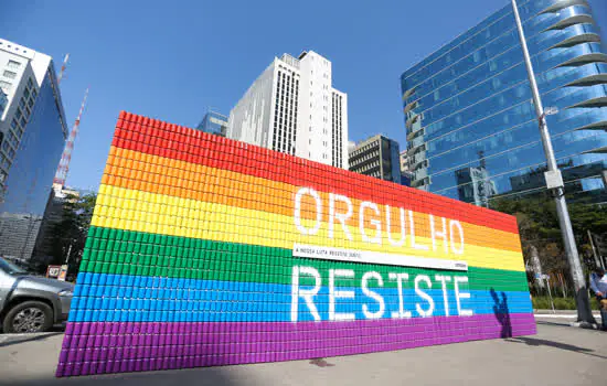 Ambev homenageia a história da luta LGBTQIA+ com o movimento #OrgulhoResiste