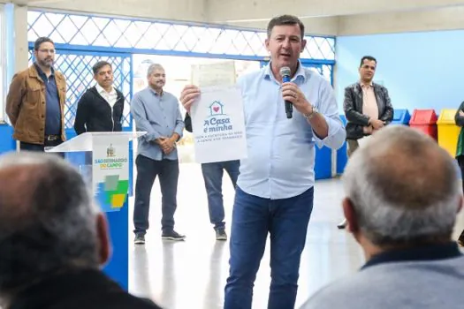 Prefeito Orlando Morando entrega escrituras no loteamento Recanto da Amizade