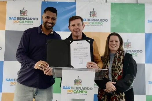 Orlando Morando entrega escrituras na Vila São José e anuncia nova regularização