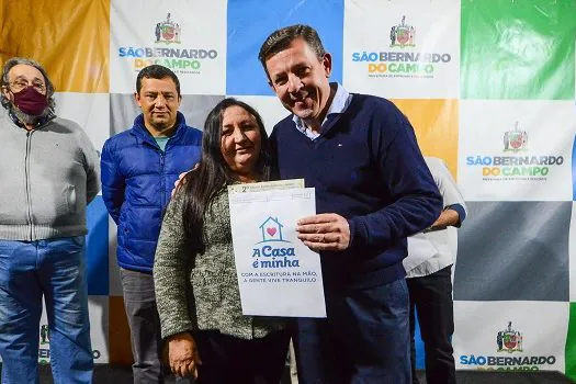 Prefeito Orlando Morando entrega escrituras no Novo Jardim do Lago