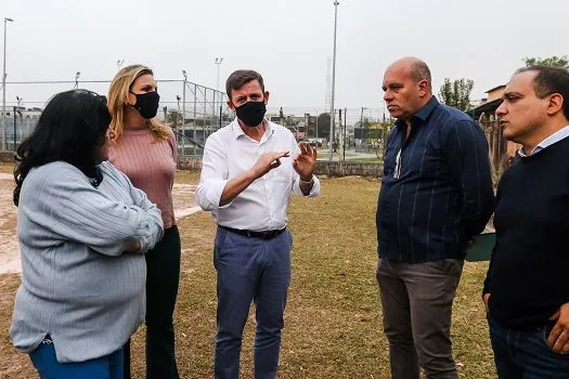 Prefeito Orlando Morando assina ordem de serviço para reforma do campo do Batistini