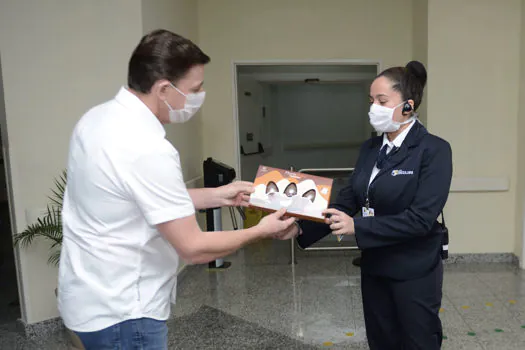 Orlando Morando entrega ovos de chocolate no Hospital de Clínicas