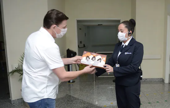 Orlando Morando entrega ovos de chocolate no Hospital de Clínicas