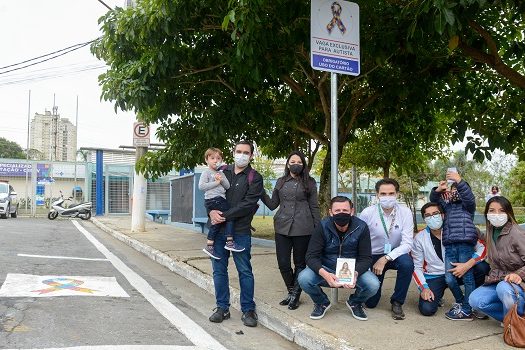 Prefeito Orlando Morando inaugura vagas de estacionamento exclusivas para autistas