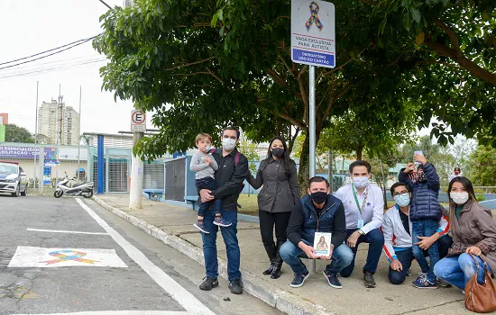 Prefeito Orlando Morando inaugura vagas de estacionamento exclusivas para autistas