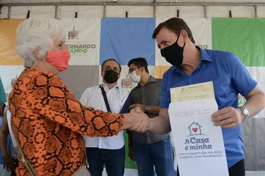 Prefeito Orlando Morando entrega escrituras a 913 famílias do Jardim Cantareira